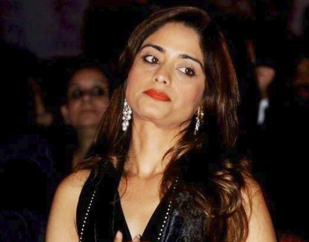 পিঙ্কি এখনও অবিবাহিত। তবে বিজয় মাল্যর এর আগে দু’টি বিয়ের অভিজ্ঞতা রয়েছে। তাঁর প্রথম স্ত্রীর নাম সমিরা তয়েবজি। দ্বিতীয় বিয়ে করেন বাল্যবন্ধু রেখাকে। বিজয় মাল্যর তৃতীয় বিয়ে নিয়ে মিডিয়ায় হইচই হলেও রেখা মাল্যর সঙ্গে এখনও বিবাহবিচ্ছেদ হয়নি বলেই জানা গিয়েছে। এই দুই পক্ষ মিলিয়ে বিজয় মাল্যর তিন ছেলে-মেয়ে বর্তমান।