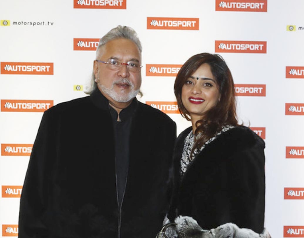 ২০১৬-র মার্চে মাল্য যখন গ্রেফতারি এড়াতে লন্ডনে পালিয়ে যান, তখন থেকেই তাঁর সঙ্গে রয়েছেন পিঙ্কি।