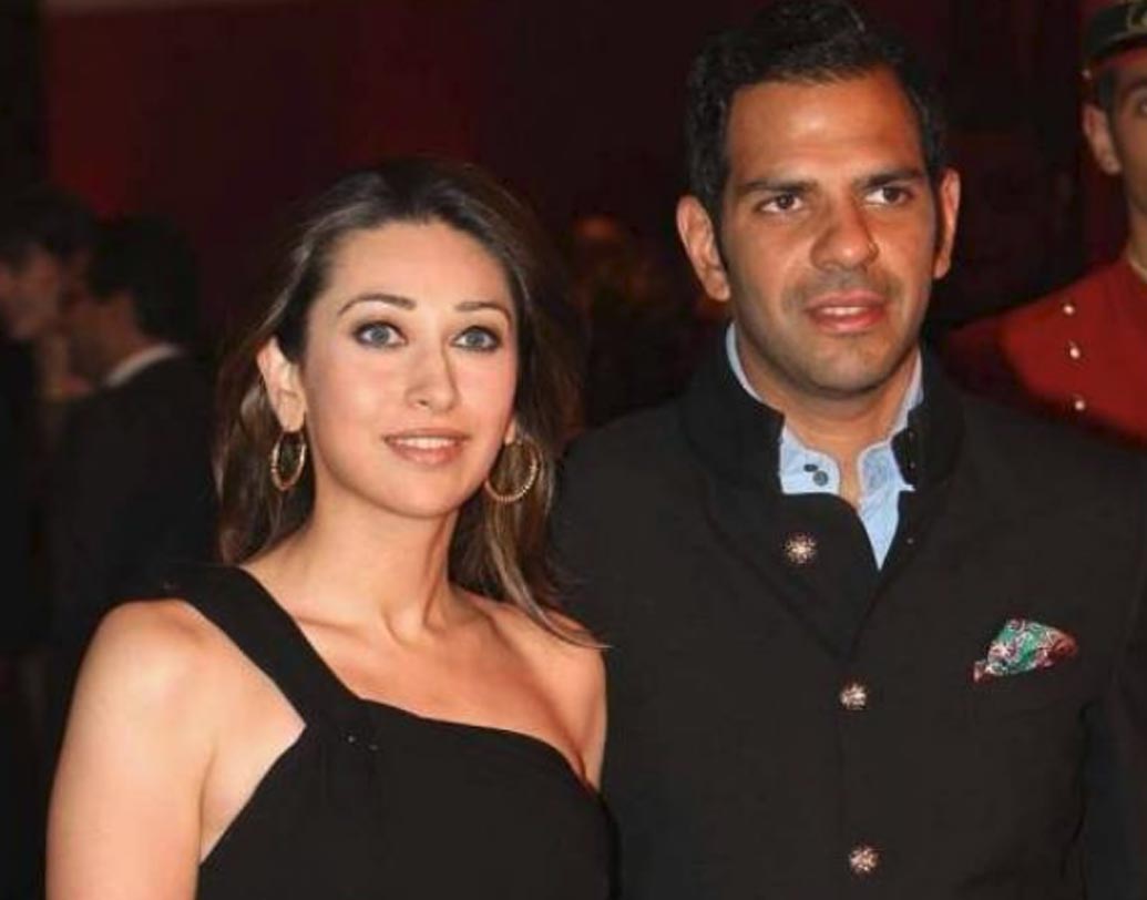 করিশ্মা কপূর: অভিষেক বচ্চনের সঙ্গে এনগেজমেন্ট ভেঙে যাওয়ার পর, ছোট বেলার বন্ধু সঞ্জয় কপূরকে বিয়ে করেন করিশ্মা। সঞ্জয় দিল্লির এক নামজাদা শিল্পপতি। করিশ্মার আগে নন্দিতা মেহতানিকে বিয়ে করেছিলেন সঞ্জয়।