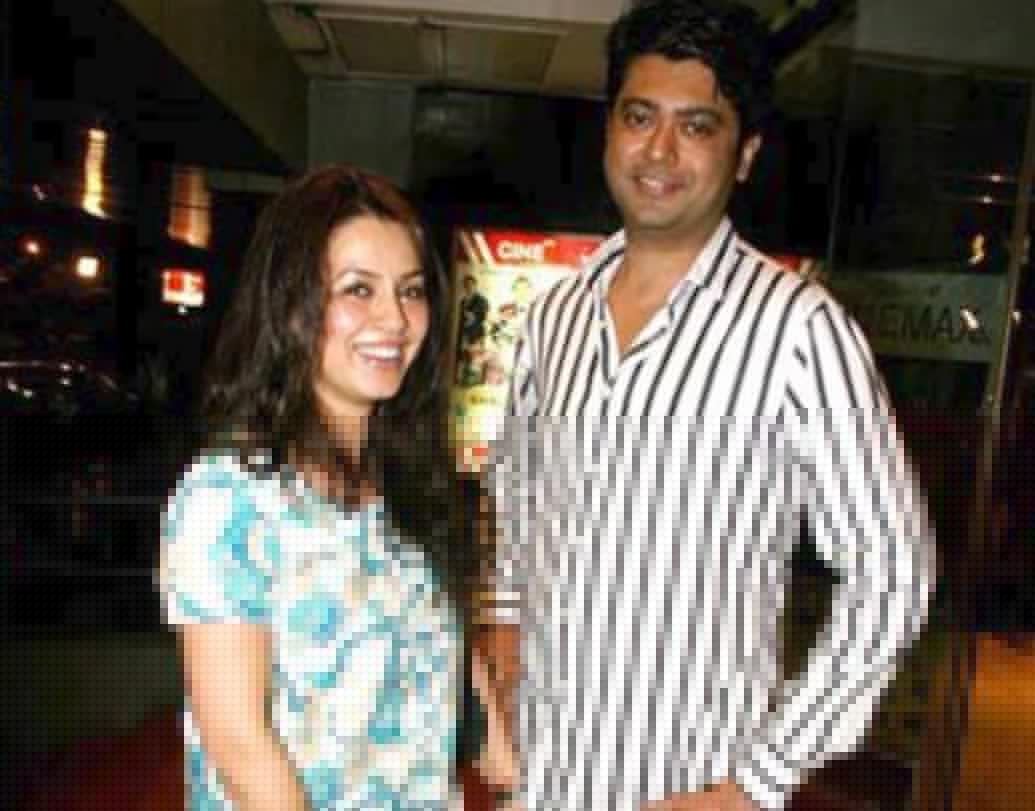 মহিমা চৌধুরী: দুই সন্তানের বাবা ববি মুখোপাধ্যায়ের সঙ্গে চার হাত এক হয় মহিমার। নানা পারিবারিক কারণে ‘পরদেশ’ খ্যাত নায়িকার সঙ্গে গত বছরই ববির বিচ্ছেদ হয়ে গিয়েছে বলে শোনা গিয়েছে।