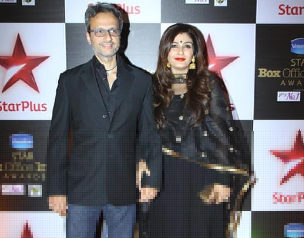 রবিনা টন্ডন:  অক্ষয় কুমারের সঙ্গে এক সময় বাগদান সারা হয়ে গিয়েছিল রবিনার। পরে তাঁদের সম্পর্কের ইতি নিয়ে বি-টাউনে জোর গসিপ হয়। রবিনা এখন ফিল্ম ডিস্ট্রিবিউটর অনীল থাডানির ঘরনী। শোনা গিয়েছে, রবিনার আগে আরও একবার বিয়ে হয়েছিল অনীলের।