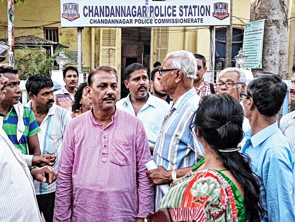 দ্বারস্থ: অভিযোগ জানিয়ে বেরিয়ে আসছেন শুভেন্দুবাবু। নিজস্ব চিত্র