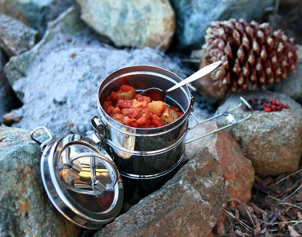 স্টেইনলেস স্টিল: প্লাস্টিকের বোধহয় সেরা বিকল্প হতে পারে স্টেইনলেস স্টিল। রান্না করার পাশাপাশি কোনও রকম খাবার রাখার জন্য ভাল স্টেইনলেস স্টিল। এই ধরনের বাসন থেকে খাবারে কোনও রকম সংক্রমণ ছড়ায় না।