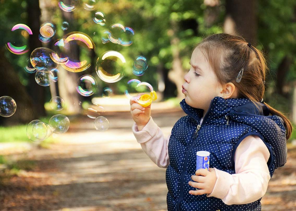 এখন শিশুদের খেলার সঙ্গীর বড় অভাব। কারণ, হয় পড়াশোনার চাপ আর না হয় ফ্ল্যাটবাড়িতে বসবাস করা। আর এই সব কারণেই বাচ্চারা আরও বেশি করে ইন্ডোর গেমের প্রতি আকৃষ্ট হয়ে পড়ছে। ধুলোবালি গায়ে লাগিয়ে ছুটোছুটি করে খেলতে আর তাদের দেখা যায় না বললেই চলে। শহরাঞ্চলে যা আরও বেশি। শুধু তাই নয়, অভিভাবকেরাও অসুখ করবে এই ভয়ে বাচ্চাদের বাইরে খেলতে দেন না। কিন্তু শিশু বিশেষজ্ঞরা জানাচ্ছেন, রোগ প্রতিরোধ ক্ষমতা গড়ে তুলতে ধুলোবালিতে খেলাটাও জরুরি। তার উপর রোদে খেললে ভিটামিন ডি-এর ঘাটতিও কমে।