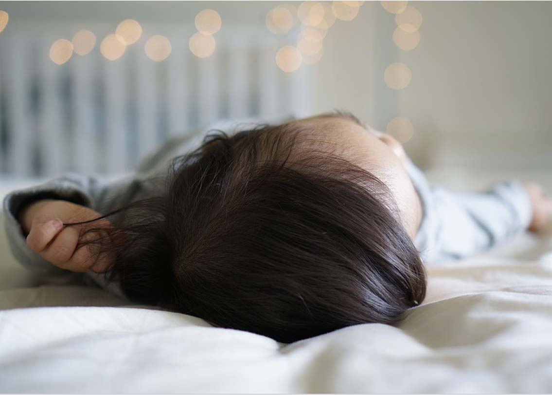 রোগ প্রতিরোধ ক্ষমতা গড়ে তুলতে পর্যাপ্ত সময় ঘুম খুবই কার্যকরী। কারণ ঘুম কম হলে স্ট্রেস তৈরি হয়। যা মস্তিষ্কে অক্সিজেনের সরবরাহ কমিয়ে দেয়। শিশুদের অন্তত ১০ থেকে ১৪ ঘণ্টা ঘুম জরুরি। এর জন্য বাবা-মাকে অনেক বেশি সতর্ক হতে হবে। শিশুরা যাতে কম্পিউটার গেম না খেলে বা দীর্ঘ সময় স্মার্টফোন নিয়ে খেলা না করে, সে দিকে নজর রাখতে হবে। কারণ এই ডিভাইসগুলোও ঘুম কমিয়ে আনে।