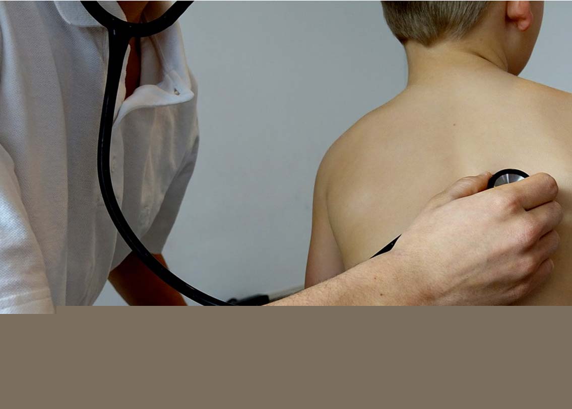 শিশুদের সামান্য অসুখেই বাবা-মায়েরা এত বেশি চিন্তিত হয়ে পড়েন যে, সঙ্গে সঙ্গেই চিকিৎসকের পরামর্শ নেন, এবং চিকিৎসক বেশিরভাগ ক্ষেত্রেই কোনও না কোনও অ্যান্টিবায়োটিক লিখে দেন। এতে চটজলদি রোগ সেরে যায় ঠিকই। কিন্তু ভিতরে ভিতরে শিশুকে আরও অনেক বেশি দুর্বল করে তোলে। অত্যধিক অ্যান্টিবায়োটিক সেবনে শিশুর রোগ প্রতিরোধ ক্ষমতা হ্রাস পায়। বিশেষজ্ঞদের মতে, শিশুকে যতটা সম্ভব অ্যান্টিবায়োটিক কম খাওয়ান এবং ঘরোয়া টোকটার মাধ্যমে রোগের মোকাবিলা করুন।