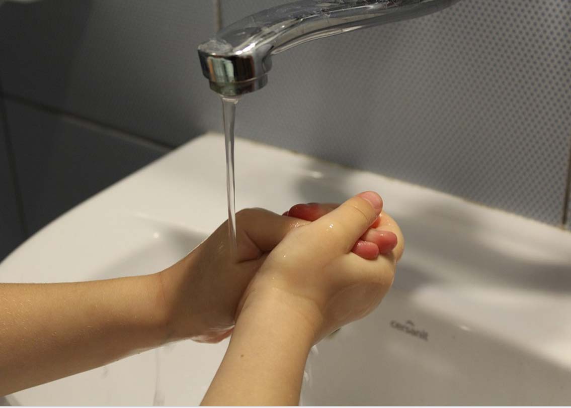 খাবার আগে হাত ধুয়ে পরিষ্কার রাখা, খাবার পর দাঁত ভাল করে পরিষ্কার করা, নখ পরিষ্কার রাখা— সুস্থ থাকতে এই সমস্ত পরিচ্ছন্নতা বজায় রাখা জরুরি। নিজের সন্তানকে এগুলো তাই অবশ্যই শেখান।