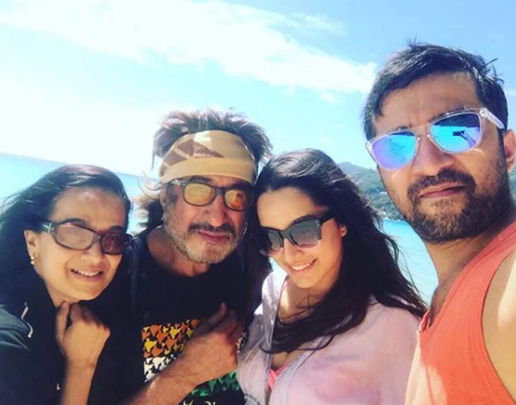 বলিউডের জনপ্রিয় ‘খলনায়ক’ শক্তি কপূরের মেয়ে শ্রদ্ধা। মহারাষ্ট্রেই জন্ম। অভিনেতা সিদ্ধান্ত কপূর শ্রদ্ধার দাদা। মায়ের নাম শিবাঙ্গি কোলহাপুরে। বলি অভিনেত্রী পদ্মিনী কোলহাপুরে শ্রদ্ধার মাসি হন।