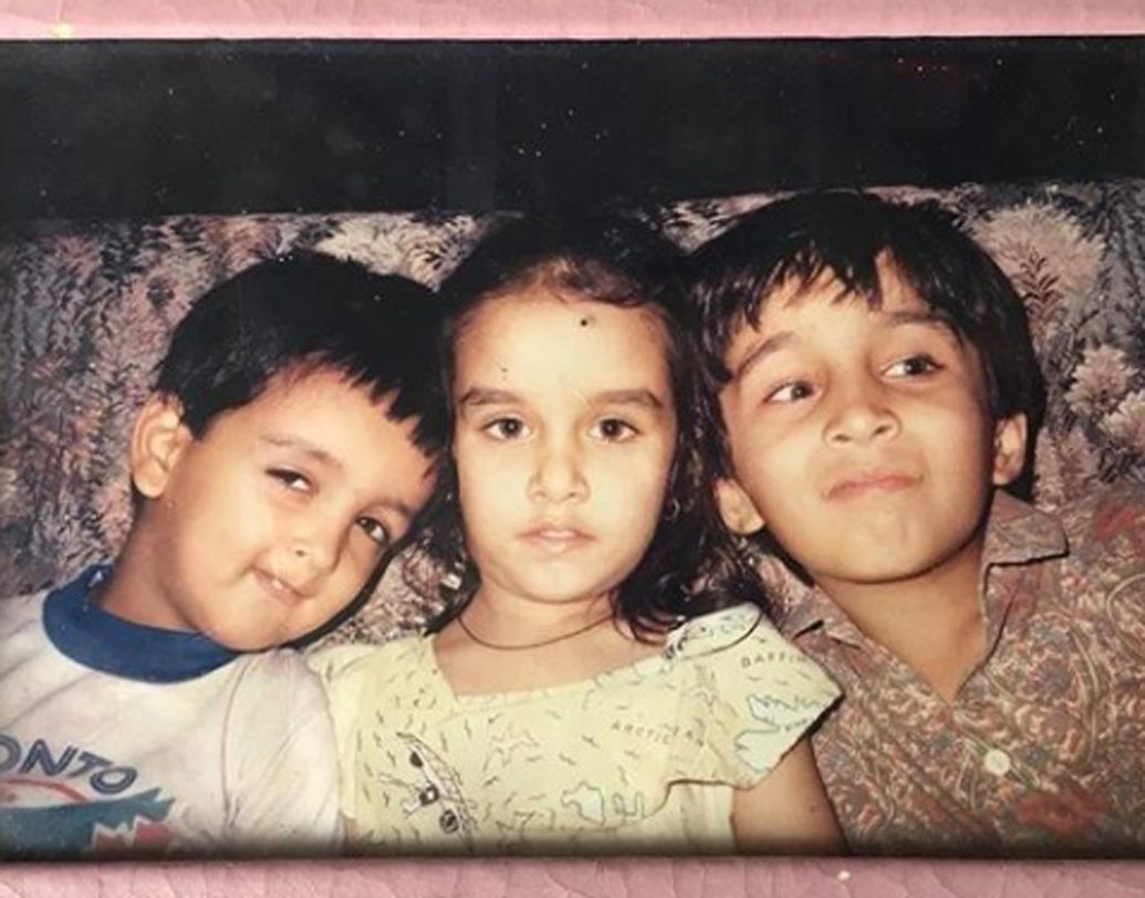 দাদা সিদ্ধান্ত কপূর এবং এক তুতো ভাইয়ের সঙ্গে শেয়ার করেছিলেন ছোটবেলার এই ছবিটিও।