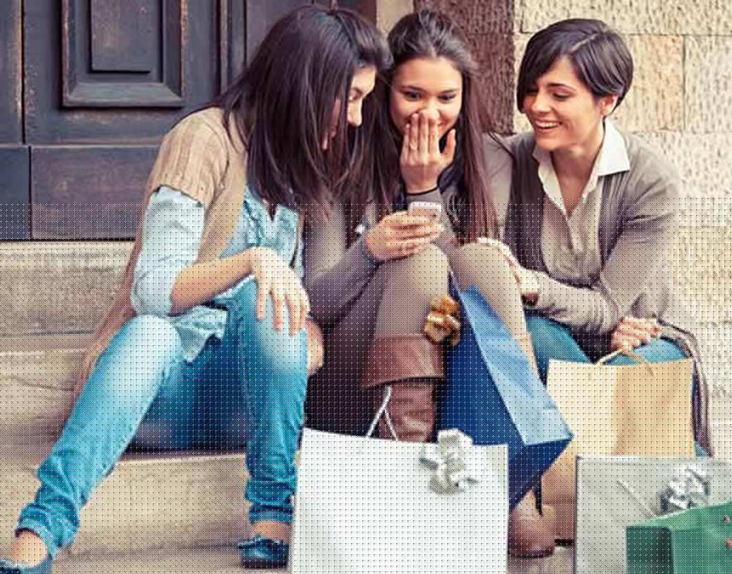 অনেক সময় সম্পর্কে জড়ালে আমরা বন্ধু-বান্ধবদের জগত থেকে বিচ্ছিন্ন হয়ে পড়ি। কখনও নিজেকে বন্ধু, পরিজনদের থেকে বিচ্ছিন্ন করবেন না। নিজস্ব জগত, সামাজিক জীবন বজায় রাখুন।