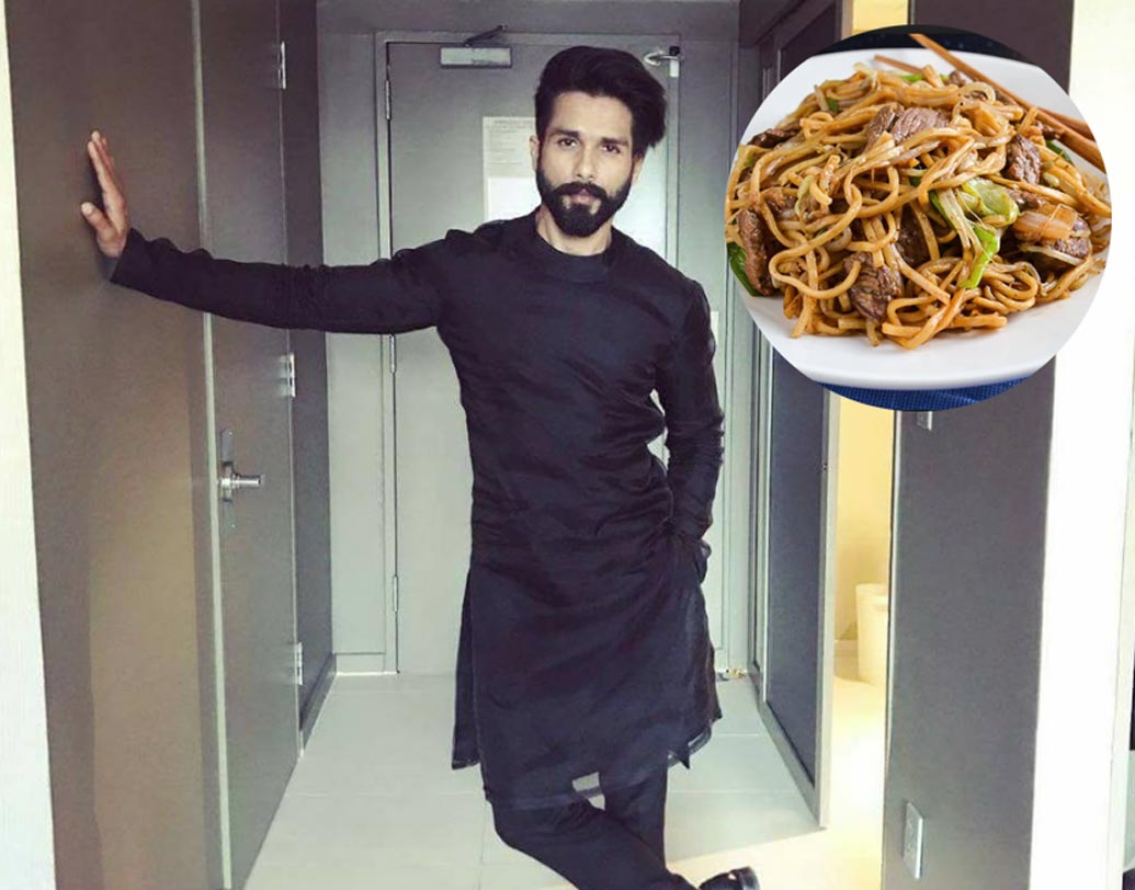 শহীদ কপূর: নিরামিষ খাবারই বেশি পছন্দ করেন শহীদ কপূর। অনেকেই হয়তো জানেন না শহীদ রান্নাতেও বেশ পটু।  তাঁর পছন্দের তালিকায় রয়েছে চিনা খাবার।