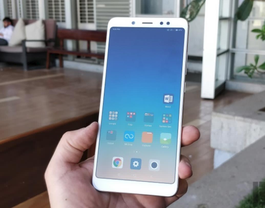 ৫.৭ ইঞ্চি এইচডি ডিসপ্লে-র এই রেডমি ৫ সিরিজের ফোনগুলিতে রয়েছে ৪৫০ অক্টা-কোর প্রসেসর, ১২ এমপি ব্যাক এবং ৫ এমপি ফ্রন্ট ক্যামেরা, এলইডি ফ্ল্যাশ এবং ৩৩০০ এমএএইচ ব্যাটারি। অ্যান্ড্রয়েড নোগাট ৭.১.২ ভার্সনে পাওয়া যাবে এই সিরিজ।