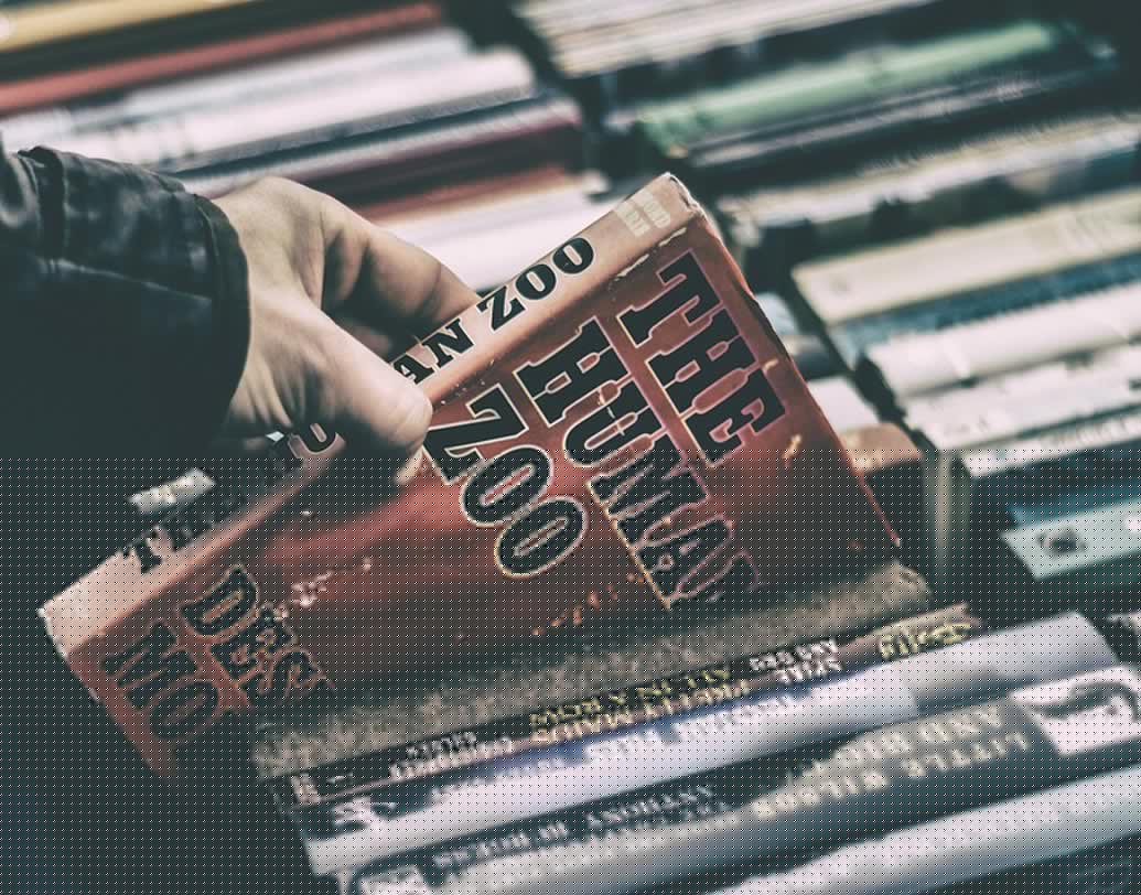 দোকানের মালিক মন্টসেরাট মার্টিনের কথায়, ক্রেতাদের উপর পূর্ণ বিশ্বাস আর আস্থা আছে বলেই ‘বুক হিরো’-এ কোনও কর্মী নিয়োগ করেননি তিনি, নেই কোনও ক্যাশ কাউন্টারও। রয়েছে শুধু একটি ‘ট্রাস্ট বক্স’ বা ক্যাশ বাক্স।