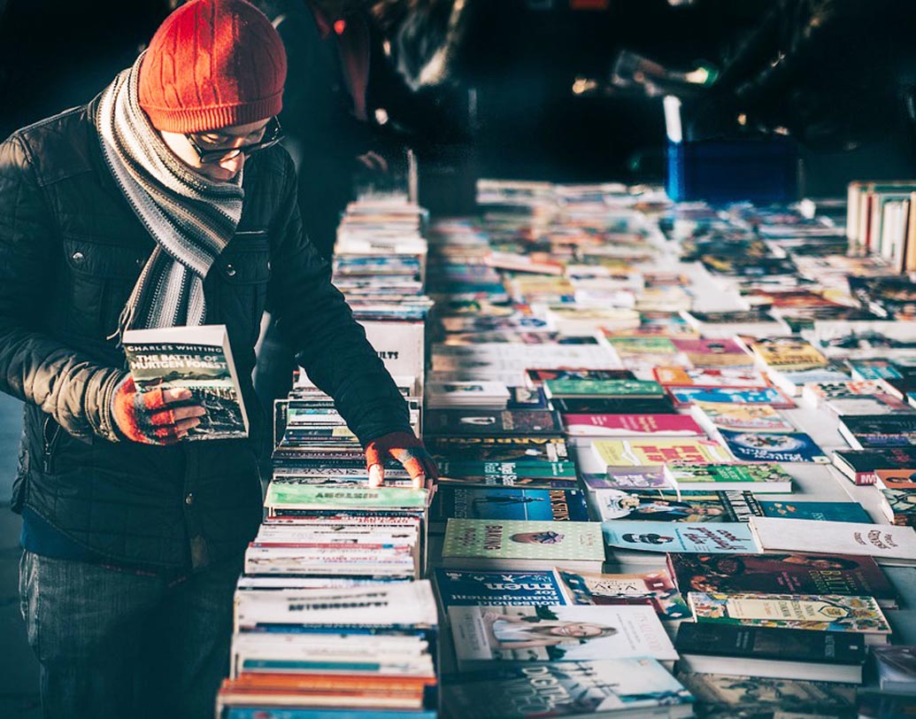 মার্টিন জানান, দিনে একবার তিনি দোকানে আসেন ক্যাশ বাক্স বদলে দিতে। সেই সঙ্গে লিখে নিয়ে যান ফুরিয়ে আসা বইয়ের নাম।