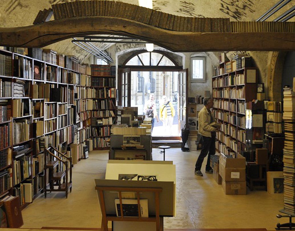 দোকানের বেশির ভাগ বই ইংরেজি বা আরবি ভাষার। তবে রুশ, চিনা, ফরাসি এবং স্প্যানিশ ভাষার বইও এখানে রয়েছে।