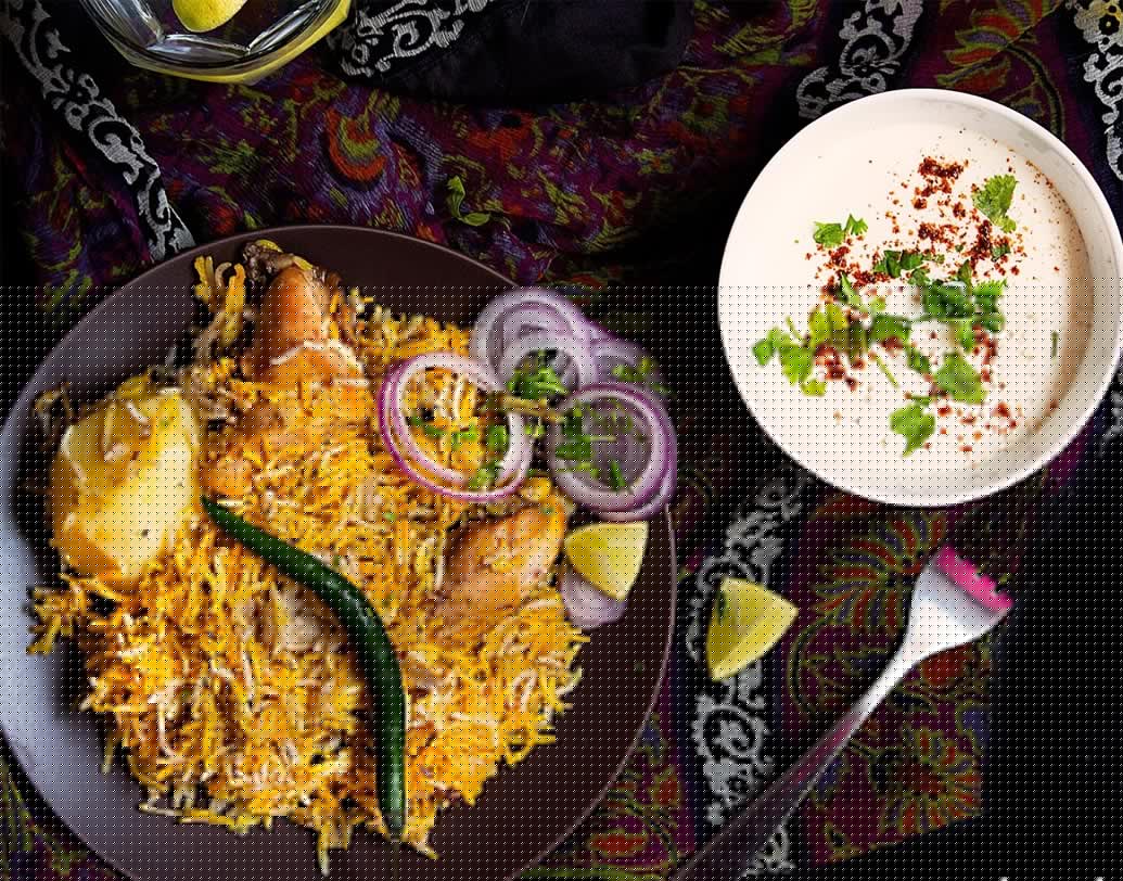 চাল ভাল করে ধুয়ে নিন যতক্ষণ না পরিষ্কার জল বেরোচ্ছে। ধোয়া চাল ৪৫ মিনিট থেকে ১ ঘণ্টা ভিজিয়ে রাখুন। বিরিয়ানি মশলার সব উপকরণ ২ মিনিট ভেজে গুঁড়ো করে নিন। চিকেন ৩ চা চামচ বিরিয়ানি মশলা, অর্ধেক তেল, নুন, অর্ধেক গোলাপ জল, কেওড়া জল ও অর্ধেক আদা-রসুন বাটা দিয়ে ম্যারিনেড করে ১ ঘণ্টা রাখুন। হালকা গরম দুধে কেশর ভিজিয়ে দিন। ইচ্ছা হলে সামান্য হলুদ রং মেশাতে পারেন।