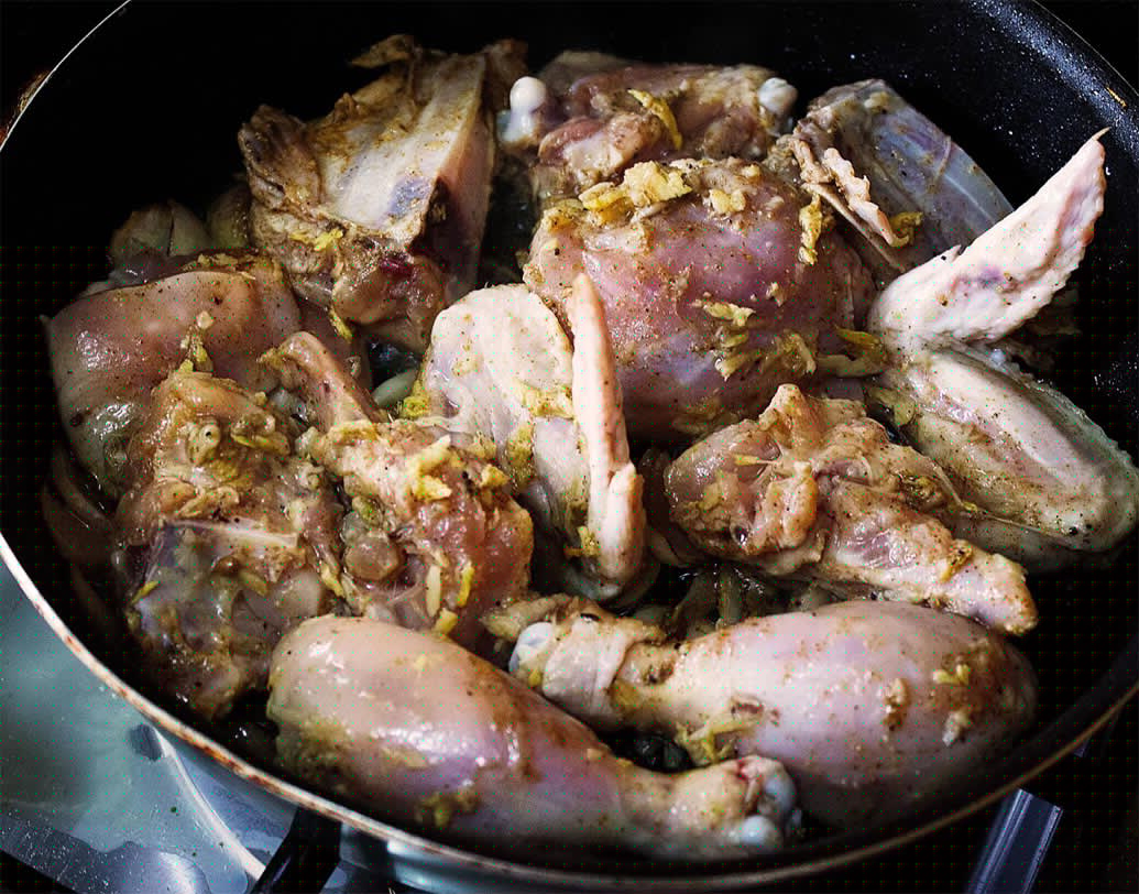 কড়াইতে তেল গরম করে পেঁয়াজ কুচি দিয়ে সোনালি করে ভেজে নিন। এ বার ম্যারিনেড করা চিকেন দিয়ে ৩-৪ মিনিট বাদামি করে ভেজে উল্টে দিয়ে অন্য পিঠও বাদামি করে ভেজে নিন।