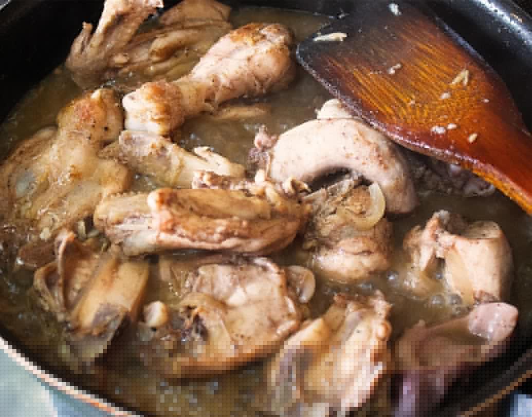 এ বার বাকি ম্যারিনেড দিয়ে ১৫ মিনিট রান্না করুন। প্রয়োজন পড়লে একটু জল দিতে পারেন। যেহেতু বিরিয়ানি মশলা ছাড়া আর কোনও মশলা দেওয়া হয়নি তাই গ্রেভি কিছুক্ষণ পর স্বচ্ছ হয়ে যাবে। তখন আঁচ বন্ধ করে দিন।