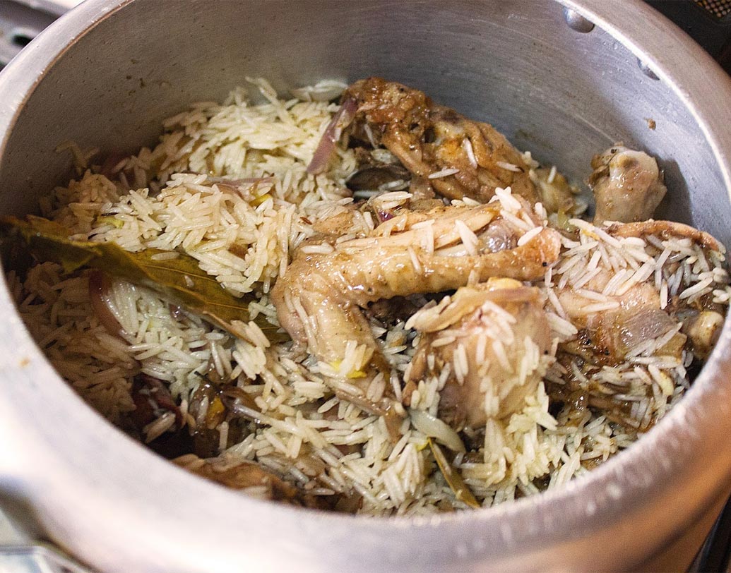 চাল দেওয়ার পর ৩-৪ মিনিট স্টার ফ্রাই করুন। ভাল করে ভাজা খুব জরুরি। যখন ভাজা হয়ে চালগুলো ঝুরঝুরে হয়ে যাবে তখন চিকেন ও আলু দিয়ে দিন।