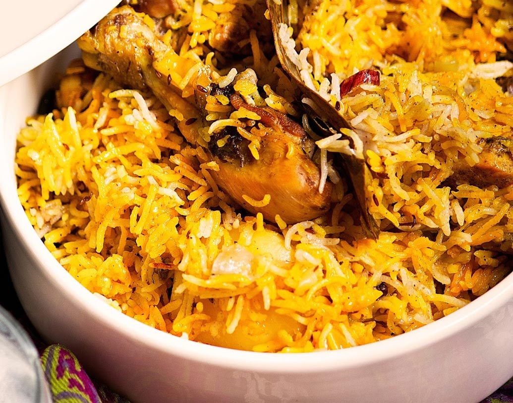 প্রেশার বের করে দিয়ে ঢাকনা খুলুন। পুরো বিরিয়ানি ক্যাসরোলে ঢেলে উপরে কেশর দেওয়া দুধ ঢেলে দিন। এ ভাবে ঢাকা দিয়ে ১৫ মিনিট রেখে দিন। চিকেন চাঁপ বা কষা মাংস ও রায়তা দিয়ে গরম বিরিয়ানি পরিবেশন করুন।