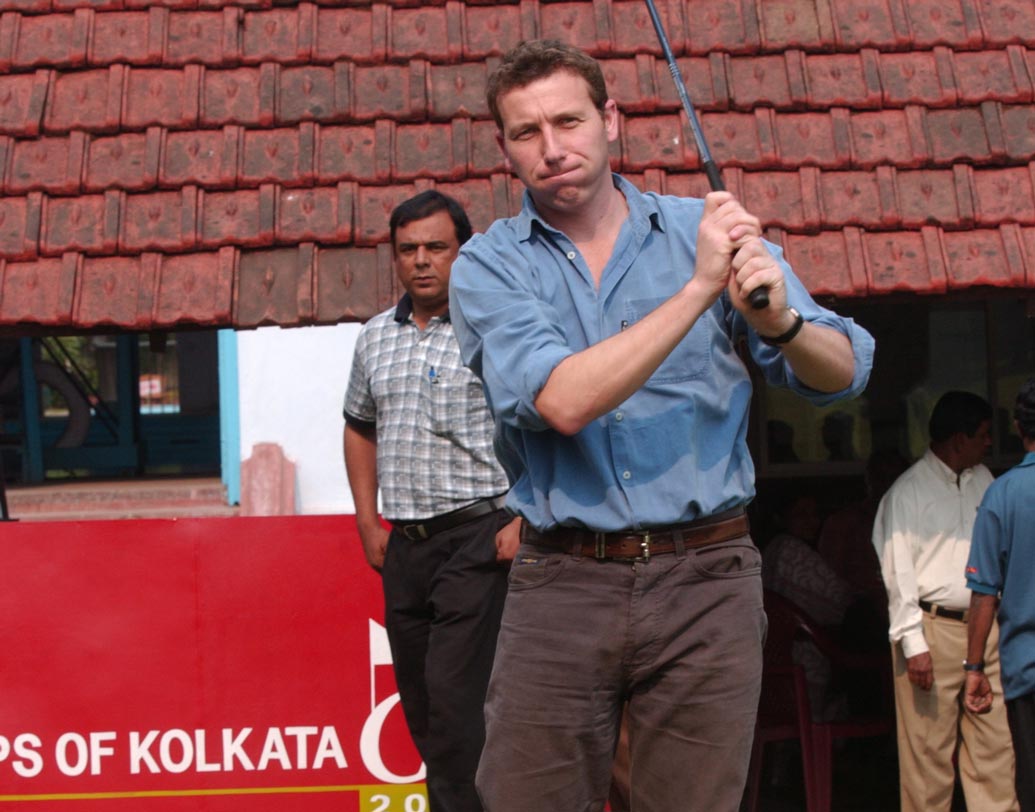 মাইকেল আথারটন: প্রাক্তন ইংল্যান্ড অধিনায়ক আথারটনকেও একটা সময় বল বিকৃত করতে দেখা গিয়েছিল। পিচের ধুলো কুড়িয়ে তা পকেটে পুড়ে পড়ে তা বলে লাগাতে দেখা যায় তাঁকে। গোটা ঘটনাটিই ধরা পড়ে ক্যামেরায়। তবে এই অপরাধে তাঁকে শুধু জরিমানা করে ছেড়ে দেওয়া হয়।