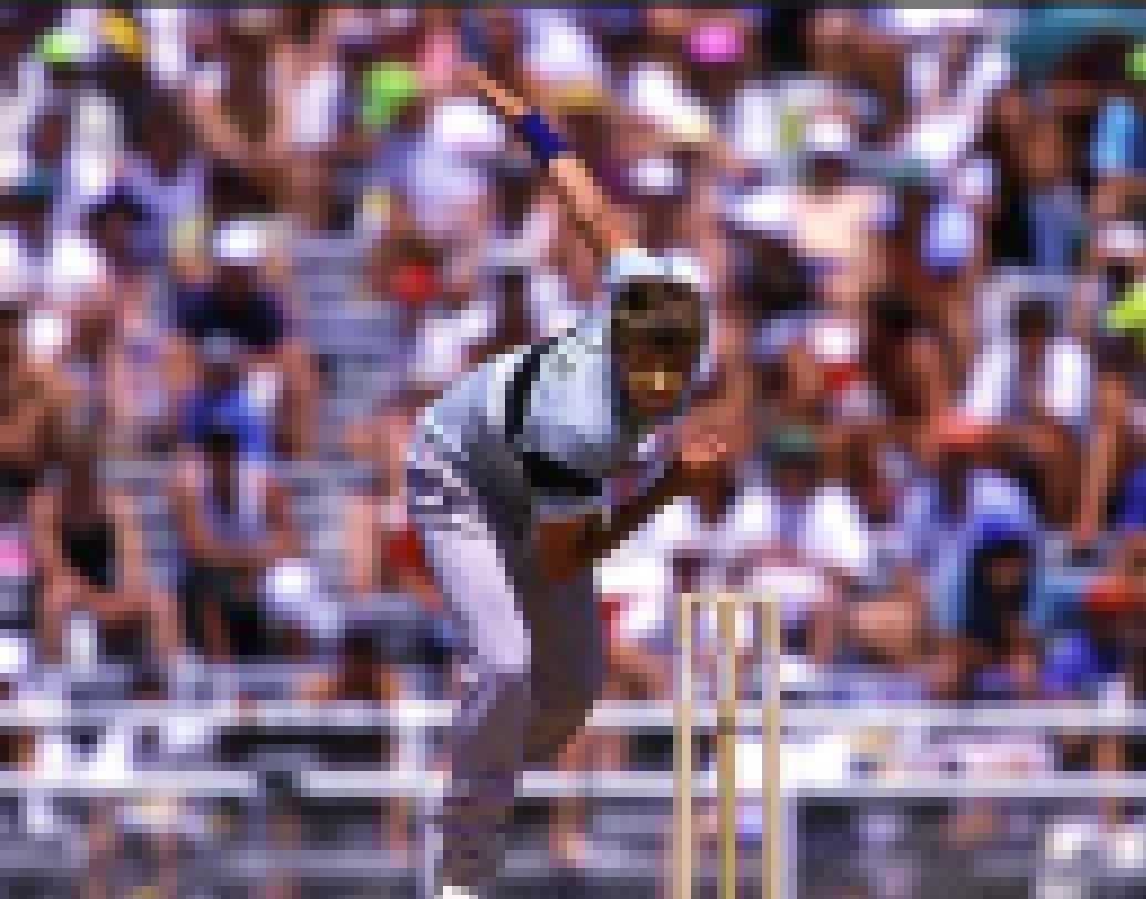 ক্রিস প্রিঙ্গেল: কেরিয়ারের শুরুতেই প্রথম টেস্ট সিরিজে পাকিস্তানের বিরুদ্ধে বল বিকৃতির অভিযোগ ওঠে নিউজিল্যান্ডের এই পেসারের বিরুদ্ধে। ওই সিরিজের তৃতীয় টেস্টে ১১টি উইকেটও পান তিনি। সেই সময় উন্নতমানের প্রযুক্তি না থাকায় সহজেই ছাড় পেয়ে যান তিনি। অবসরের পর বল বিকৃতির কথা স্বীকারও করে নেন ক্রিস।