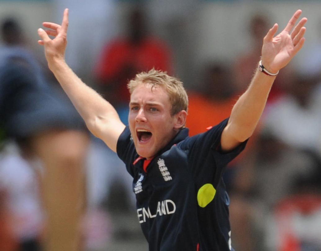 স্টুয়ার্ট ব্রড: দক্ষিণ আফ্রিকার বিরুদ্ধে একটি টেস্টে জুতোর স্পাইক দিয়ে বল ‘ঘষতে’ দেখা যায় ব্রডকে। গড়িয়ে আসা একটি বলকে পায়ে চেপে থামান ব্রড। যদিও ব্রডের দাবি ছিল, তিনি এমনিই বলটিকে ওই ভাবে থামিয়ে ছিলেন। এই ঘটনায় কোনও তদন্ত হয়নি। পরে নাসির হুসেন জানিয়েছিলেন, ব্রড ক্রিকেটকে প্রতারিত করেছে। তিনি জানান, এমনটা যদি অন্য কোনও দেশের ক্রিকেটার করত, তা হলে আমরাই বলতাম যে সে প্রতারণা করেছে।