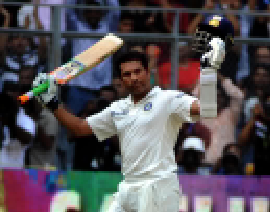 সচিন তেন্ডুলকর: ‘ক্রিকেট ঈশ্বর’ সচিনও নাকি বল বিকৃতি করেছিলেন। তবে এর কোনও প্রমাণ পাওয়া যায়নি। বলা হয় ২০০১ সালে দক্ষিণ আফ্রিকা সফরে সিমের উপর আঙুল ঘোষে তা বিকৃত করার চেষ্টা করেন সচিন এবং এর দায়ে তাঁর ম্যাচ ফি-এর ৭৫ শতাংশ কেটে নেওয়া হয়। নির্বাসিত করা হয় একটি টেস্টে। তবে আইসিসির এই সিদ্ধান্ত মেনে নিতে পারেননি ভারতীয় সমর্থকরা। ওই সিরিজের তৃতীয় টেস্ট বয়কট করে বিসিসিআই।