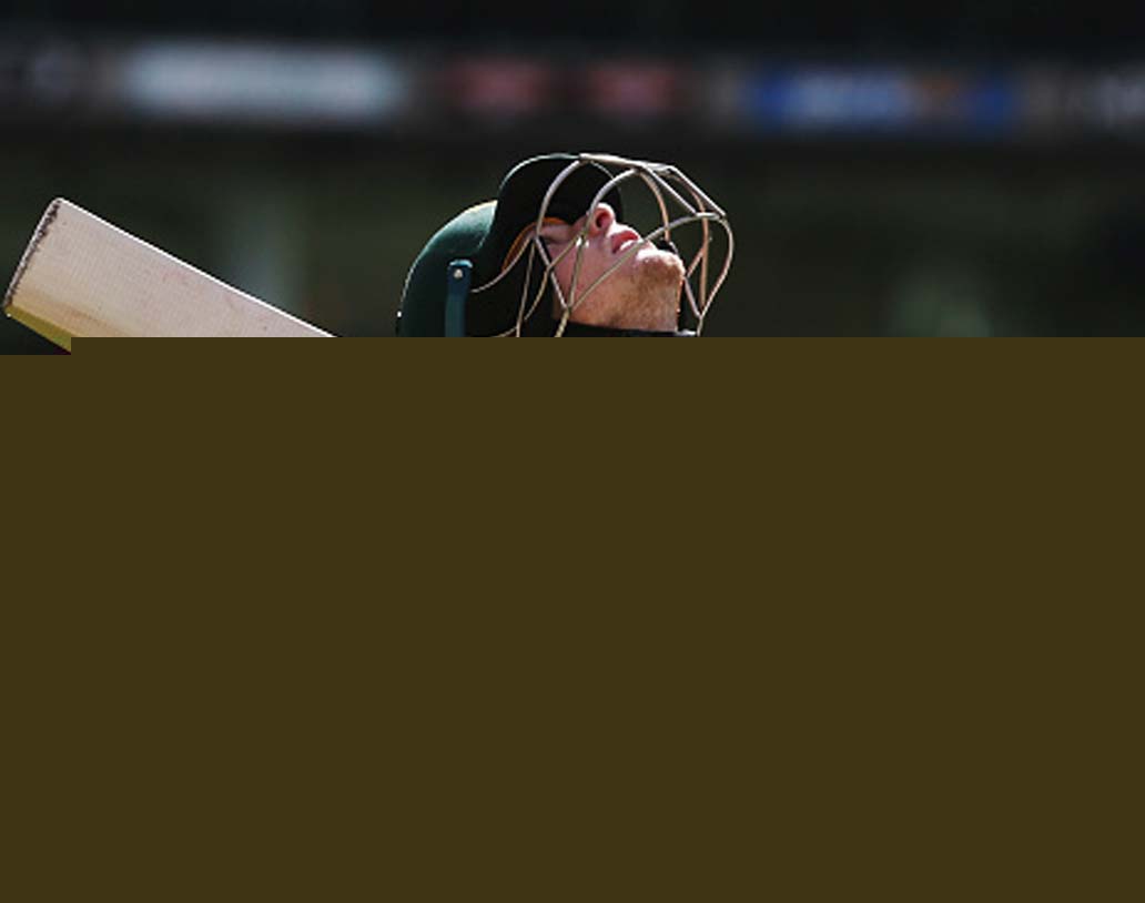 ২০১৭-১৮-এর অ্যাসেজ সিরিজে জেমস অ্যান্ডারসনের সঙ্গে রীতিমতো তর্কে জড়িয়ে পড়েন। মাঠের মধ্যেই অ্যান্ডারসনকে কু-কথা বলেন বলে অভিযোগ ওঠে স্মিথের বিরুদ্ধে। পরিস্থিতি সামলাতে শেষ পর্যন্ত হস্তক্ষেপ করতে হয় আম্পায়ার আলিম দারকে।