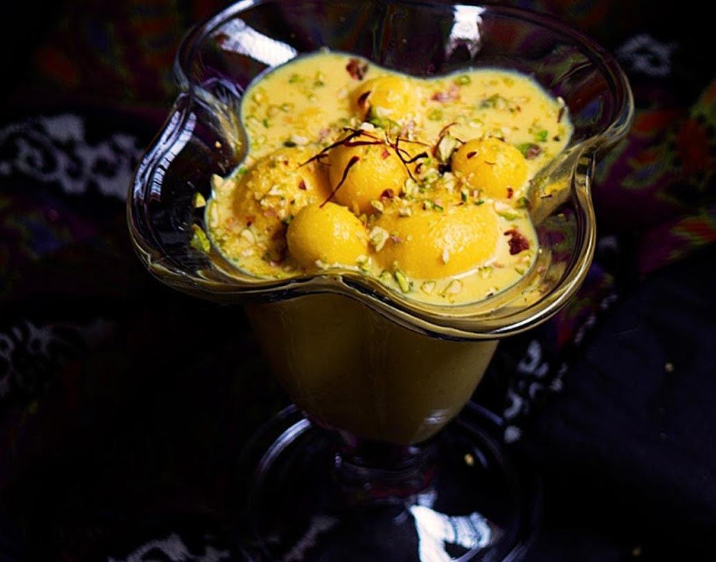 কী কী লাগবে: দেড় লিটার দুধ ছানার জন্য, ১ লিটার দুধ রাবড়ির জন্য, ২ চা চামচ কর্নফ্লাওয়ার, আধ কাপ চিনি, সিকি কাপ কনডেন্সড মিল্ক, ৩টে ছোট এলাচ গুঁড়ো, ১০-১২টা কেশর স্ট্র্যান্ড, ১ চিমটি হলুদ রং, ২টো লেবুর রস, ১ মুঠো পেস্তা কুচি।