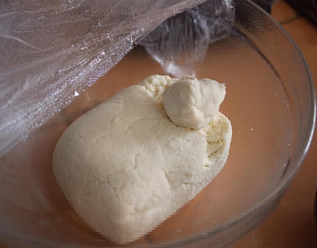 দেড় লিটার দুধ একটা বড় সসপ্যানে মাঝারি আঁচে জ্বাল দিতে থাকুন। ফুটতে শুরু করলে ২টো লেবুর রস দিয়ে দিন। দুধ কেটে গেলে পাতলা কাপড়ে দুধ ছেঁকে নিন। তারপর পাতলা কাপড়ের মুখ শক্ত করে বেঁধে অন্তত ১ ঘণ্টা ঝুলিয়ে রাখুন যাতে সম্পূর্ণ জল ঝরে যায়। ছানা একটা কাচের বাটিতে নিয়ে কর্নফ্লাওয়ার মিশিয়ে ভাল করে মাখতে থাকুন।