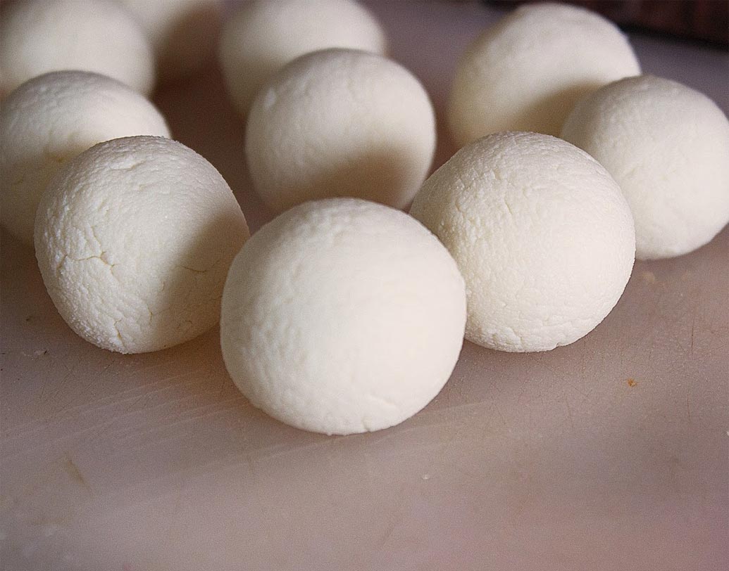 মাখা ছানা ৫-৭ মিনিট রেখে দিন। তারপর হাতের চাপে গোল গোল ছানার বল তৈরি করে নিন।