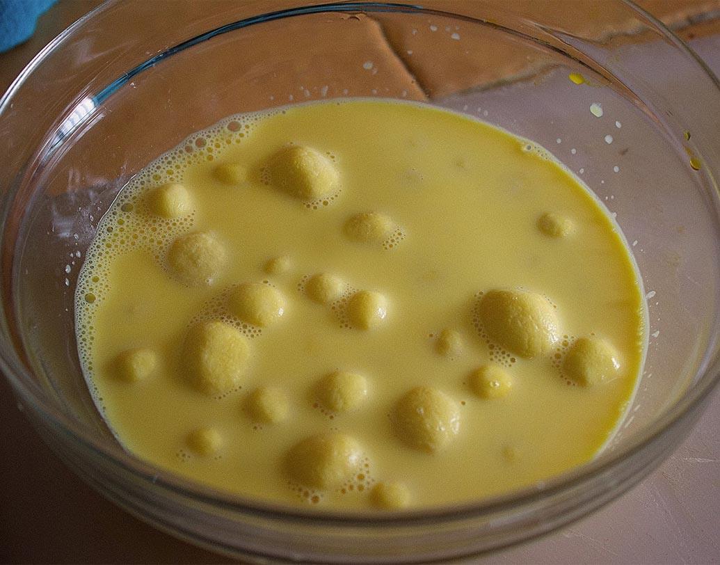 একটা বাটিতে ১ কাপ দুধ, ২ টেবল চামচ চিনি, এক চিমটি হলদ রং দিয়ে রসগোল্লা দিয়ে রাখুন। ভিজতে দিন যতক্ষণ রাবড়ি তৈরি করছেন।