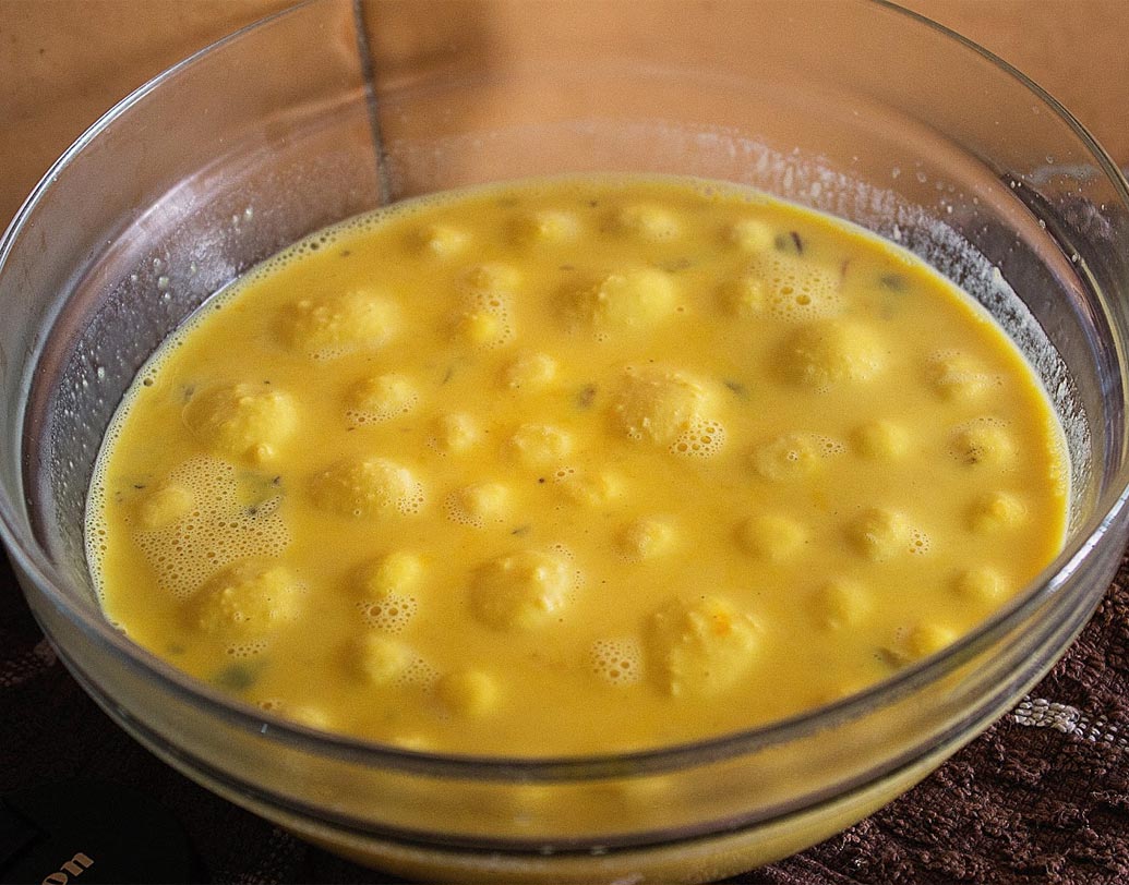 পরিষ্কার বাটিতে রাবড়ি ঢেলে রসগোল্লা দিয়ে দিন। চাপা দিয়ে ঠান্ডা করে ঘরের তাপমাত্রায় নিয়ে আসুন।