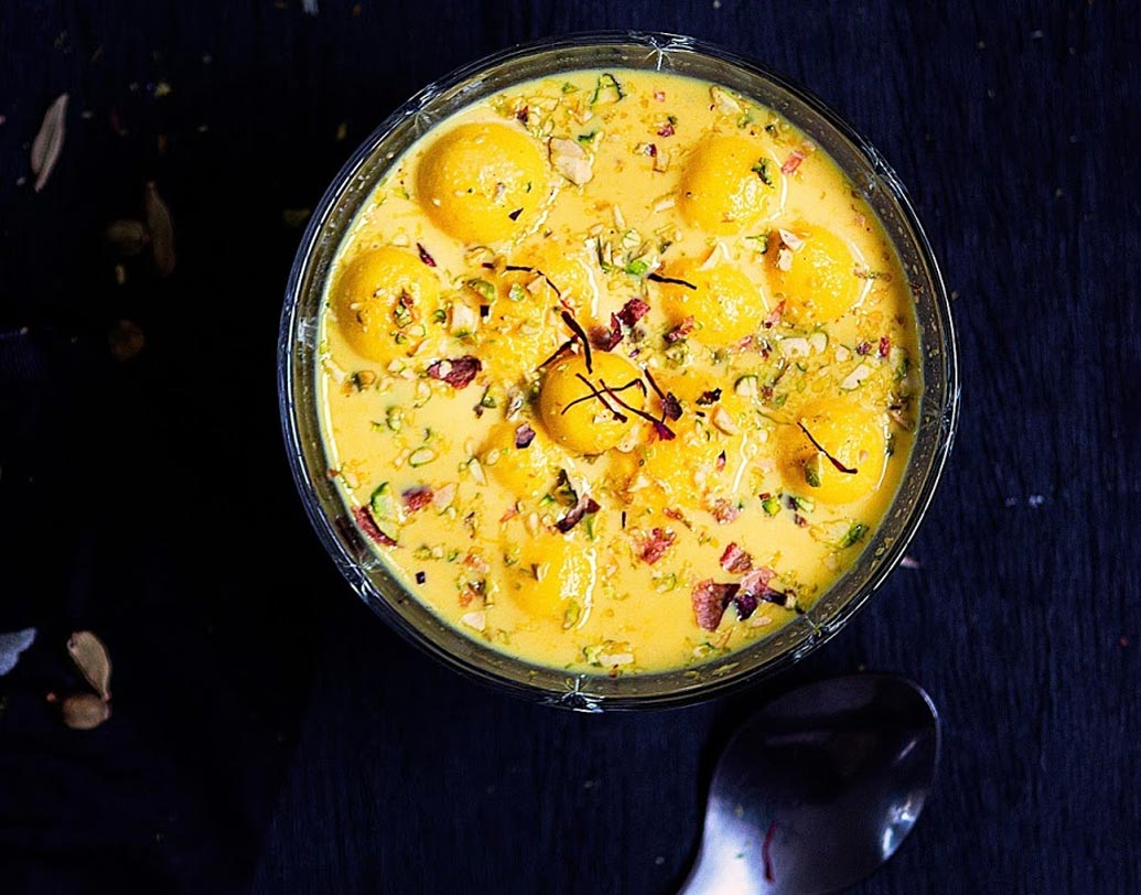 ঠান্ডা হয়ে যাওয়ার পর কাচের বাটিতে ঢেলে সারা রাত রেফ্রিজরেটরে রাখুন। যাতে রসগোল্লায় ভাল করে রাবড়ি ঢুকে যায়। চিলড রসমালাই পেস্তা কুচি ও কেশর ছড়িয়ে পরিবেশন করুন।