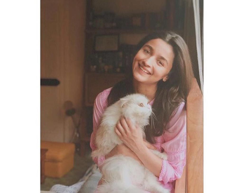 বলিউডের এই মুহূর্তের অন্যতম সেরা অভিনেত্রী আলিয়া ভট্ট। ২৪ বছরের আলিয়া সোশ্যাল মিডিয়ায় বেশ অ্যাকটিভ। নিজের জীবনের নানা মুহূর্ত শেয়ার করে নেন ভক্তদের সঙ্গে। কয়েকদিন আগে নিজের পোষা বেড়ালের সঙ্গে এই ছবিটি শেয়ার করেছিলেন নায়িকা। আলিয়ার বাড়ির লুক কিন্তু একেবারেই সাধারণ আর পাঁচটা মেয়ের মতোই। ইন্ডাস্ট্রিতে শোনা যায়, এমন ন্যাচরাল লুকই নাকি রাখতে ভালবাসেন নায়িকা।