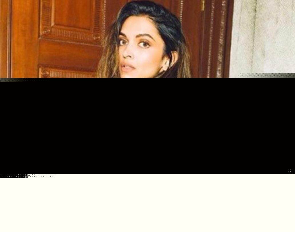 ৩২ বছরের নায়িকা এই মুহূর্তে বলিউডে রাজ করছেন বলাই যায়। সম্প্রতি ‘পদ্মাবত’-এ তাঁর লুক নজর কেড়েছিল দর্শকদের। তবে শুটিংয়ের বাইরে মিনিমাল মেকআপেই থাকতে পছন্দ করেন দীপিকা পাড়ুকোন। শোনা যায়, লিপ বাম ও চোখে হাল্কা কাজলই পছন্দ করেন নায়িকা।