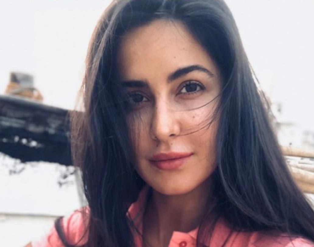 ক্যাটরিনার রূপের ভক্তও কম নয়। বলিউডে পা রাখার পর অভিনয়ে খুব বেশি দাগ না কাটলেও, ক্যাটের গ্ল্যামারের জুড়ি মেলা ভার। ইনস্টাগ্রামেও বেশ অ্যাকটিভ ৩৪ বছরের অভিনেত্রী। সম্প্রতি এই ছবি পোস্ট করেছিলেন ক্যাটরিনা। নায়িকার এমন ‘নো মেকআপ’ লুকও কিন্তু হইচই ফেলেছিল সোশ্যাল মিডিয়ায়।