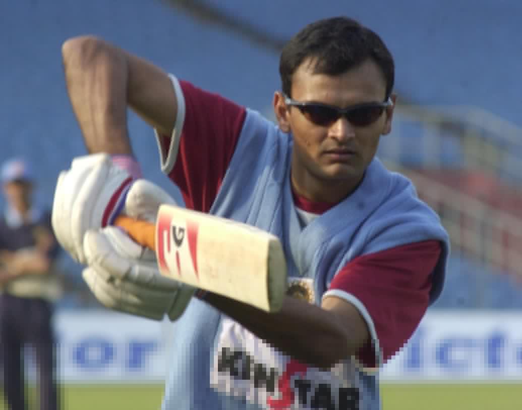 হেমাঙ্গ বাদানি: একটা সময়ে নিজের পারফরম্যান্স দিয়ে টিম ইন্ডিয়ায় প্রায় পাকা জায়গা করে নিয়েছিলেন হেমাঙ্গ। ভারতের হয়ে ৪০টি ওয়ান ডে ম্যাচ খেললেও ৪টি মাত্র টেস্টে সুযোগ পেয়েছেন হেমাঙ্গ বাদানি।