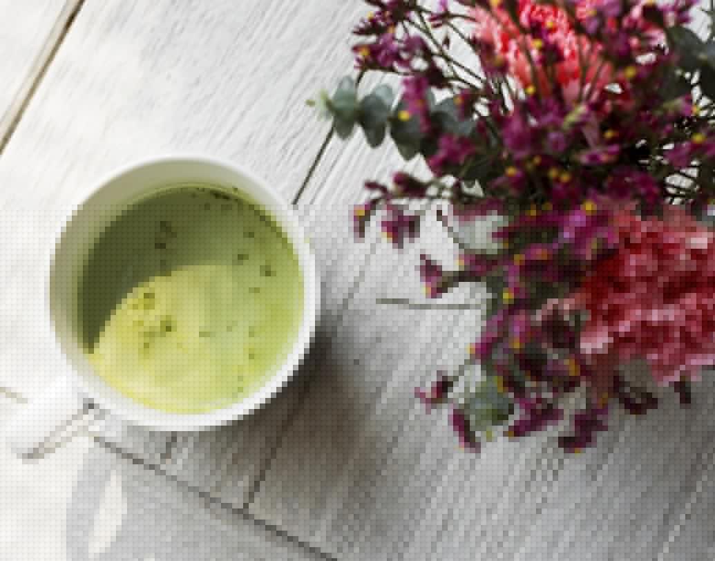 গ্রিন টি পাতা গুঁড়োকে বলা হয় মাচা। এই গুঁড়ো গ্রিন টি অ্যান্টিঅক্সিড্যান্টে পরিপূর্ণ। যা ত্বককে সূর্যের অতিবেগুনি রশ্মি থেকে রক্ষা করতে সাহায্য করে। জাপানে নিয়মিত মাচা গ্রিন টি খাওয়ার চল রয়েছে।