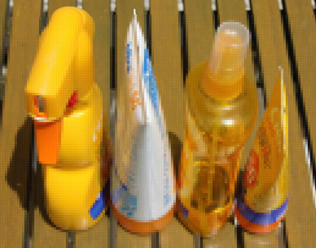 সানস্ক্রিন: জাপানের মহিলারা কোনও দিন সানস্ক্রিন ছাড়া বাড়ির বাইরে যান না। যে কোনও ঋতুতেই সানস্ত্রিন ব্যবহার করেন তাঁরা। যা তাঁদের দীর্ঘ দিন পর্যন্ত মসৃণ ত্বক ধরে রাখতে সাহায্য করে।