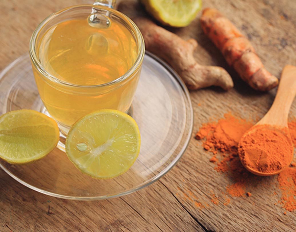 অ্যাকনে সারাতে খুবই কার্যকর হলুদ ও টি ট্রি অয়েল। এই টোটকাও জাপান থেকেই শেখা।