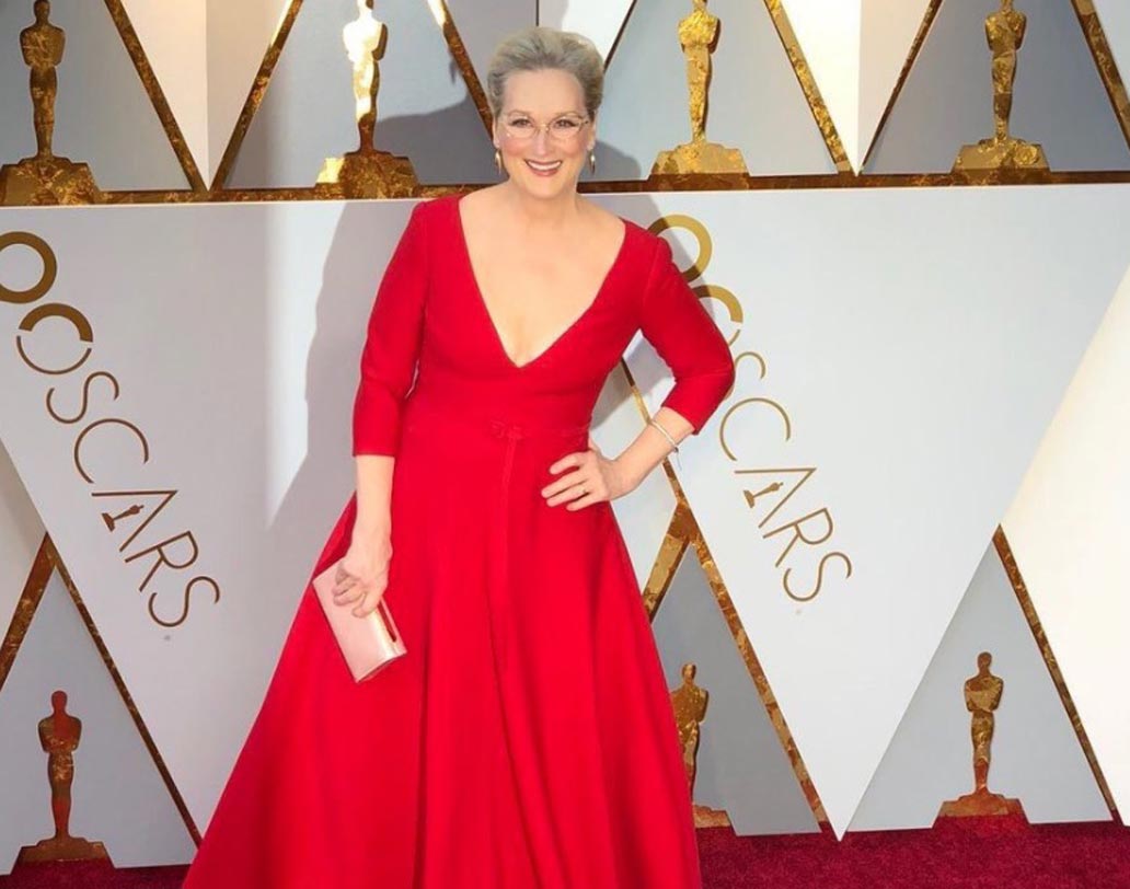 মেরিল স্ট্রিপ, যিনি ‘দ্য পোস্ট’ ছবির জন্য সেরা অভিনেত্রীর পুরস্কারের জন্য নমিনেশন পেয়েছিলেন। অস্কারের রেড কার্পেটে এ দিন লাল রঙই পরেছিলেন মেরিল। বিখ্যাত ডিজাইনার ক্রিমসন ক্রিশ্চিয়ান ডায়রের একটি লাল লং গাউন পরেছিলেন মেরিল। অবশ্যই ছিল তাঁর সিগনেচর স্টাইলের চশমা।