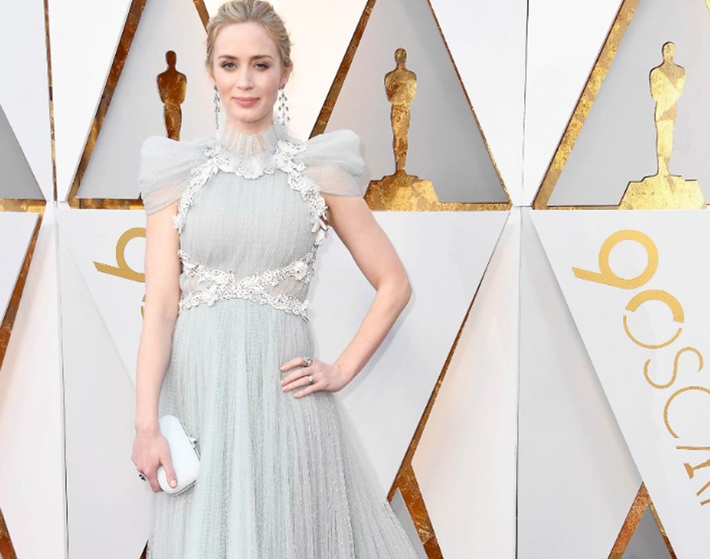 এ দিন অভিনেত্রী এমিলি ব্লান্টের পোশাকও নজর কেড়েছে দর্শকদের। লেসের প্যাস্টাল ব্লু শিয়াপরেলি গাউন পরেছিলেন এমিলি। একেবারে রূপকথার কোনও রাজকুমারীর মতোই দেখাচ্ছিল তাঁকে।