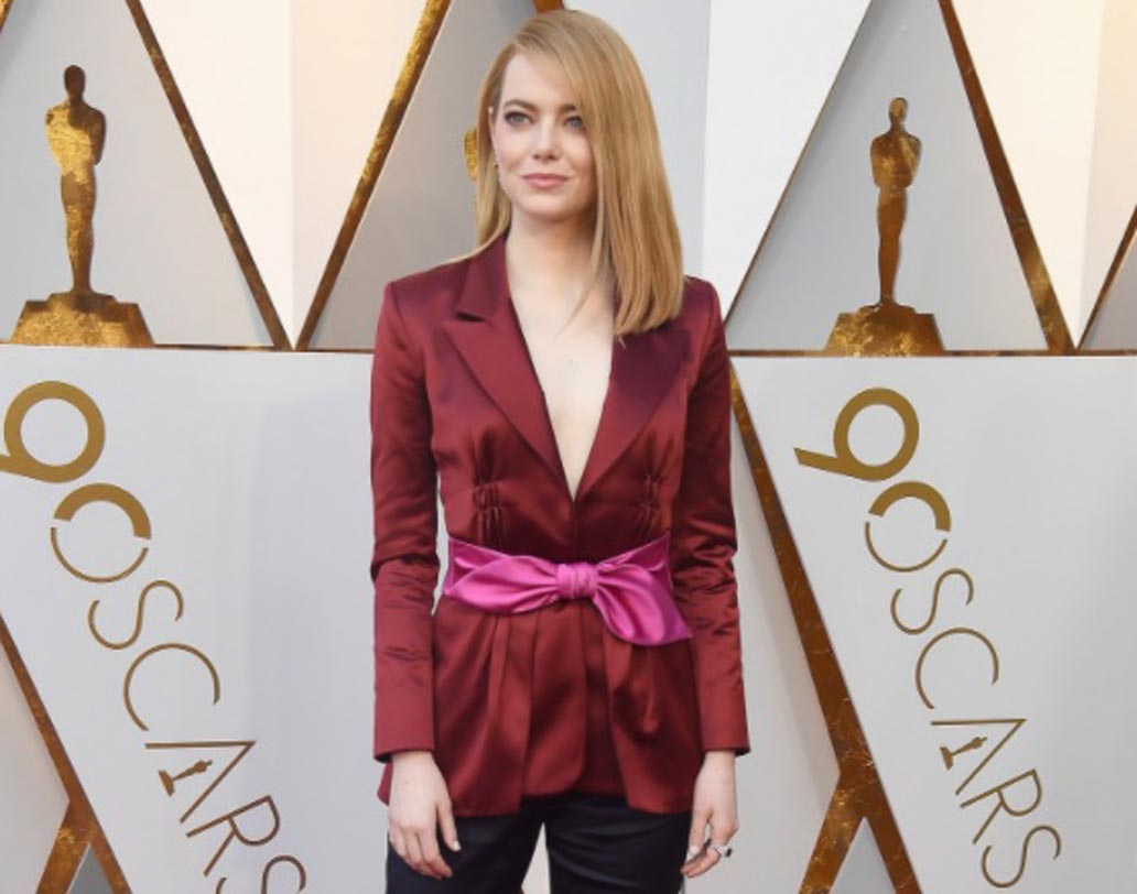 নজর ছিল এমা স্টোনের দিকেও। রেড কার্পেটের একঘেয়ে গাউনে নয়, তিনি বরং বেছে নিয়েছিলেন সে দেশের ট্র্যাডিশনার পোশাক। কালো টুক্সেডো ট্রাউজার এবং বার্গান্ডি রঙের জ্যাকেট পরেছিলেন এমা। তাঁর ডিজাইনারও লুই ভিত্তো।