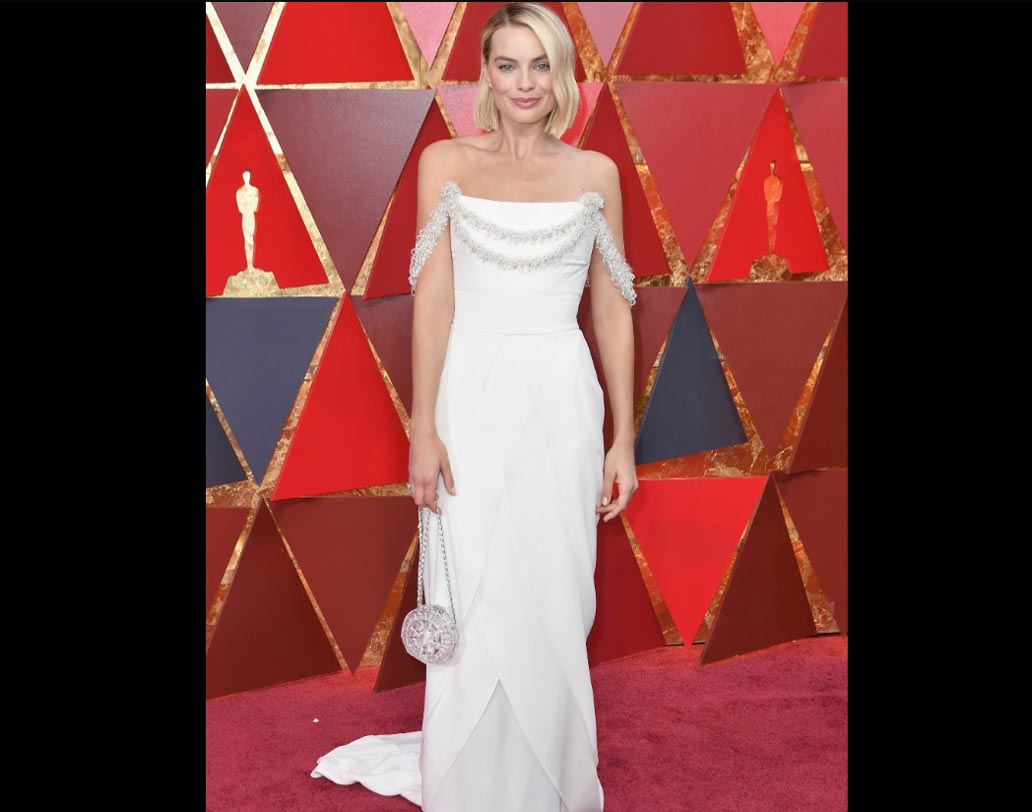 মার্গট রবি ‘আই, তনয়া’ ছবির জন্য সেরা অভিনেত্রীর পুরস্কারে নমিনেশন পেয়েছিলেন। অস্কারের রেড কার্পেটে মার্গট পরেছিলেন ট্র্যাডিশনাল সাদা শ্যানেল কোচার গাউন।