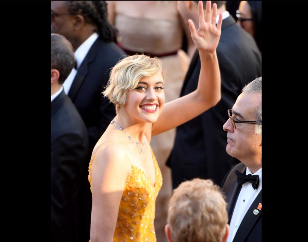 পরিচালক গ্রেটা গারউইগও নজর কেড়েছেন রেড কার্পেটে। তাঁর ছবি ‘লেডি বার্ড’ নমিনেশন পেয়েছিল সেরা ছবির জন্য। ডিজাইনার রডার্টের তৈরি গেরুয়া রঙের লং গাউন পরেছিলেন গ্রেটা।