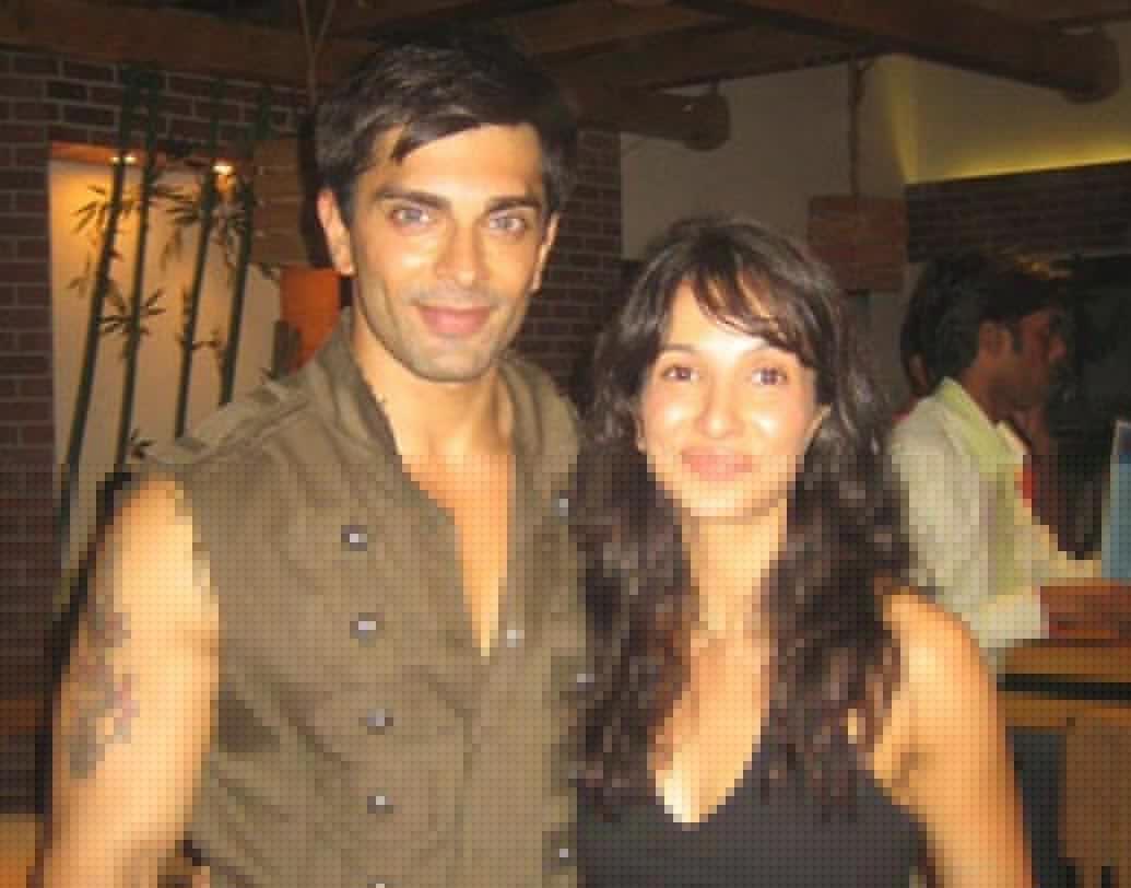 কর্ণ সিংহ গ্রোভার-শ্রদ্ধা নিগম (১০ মাস): টেলি দুনিয়ার হার্টথ্রব কর্ণ সিংহ গ্রোভার বি-টাউনে পা রাখার আগেই দীর্ঘদিনের বান্ধবী শ্রদ্ধাকে বিয়ে করেন। কিন্তু, সেই বিয়ে ১০ মাসের বেশি টেকেনি।