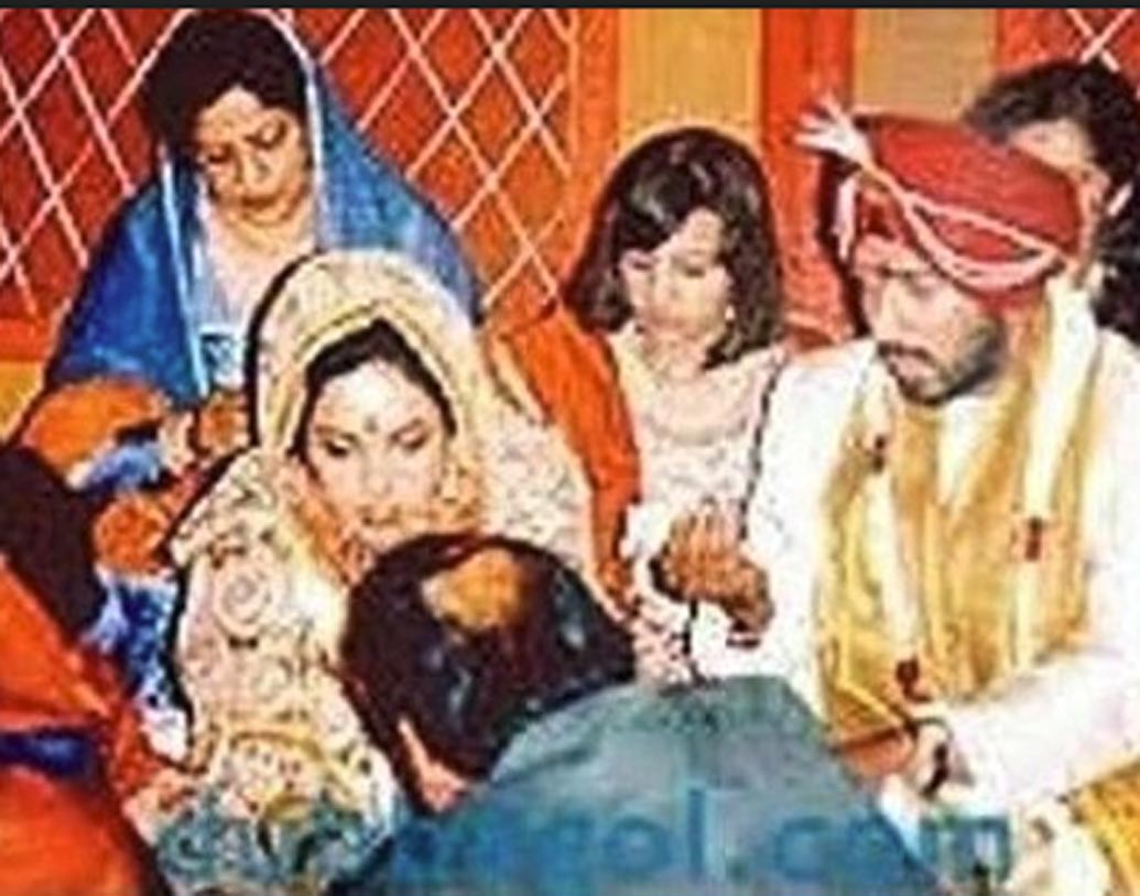 মল্লিকা শেরাওয়াত-কর্ণ সিংহ গিল (১২ মাস): বিয়ের এক বছরের মধ্যেই কর্ণ সিংহ গিলের সঙ্গে বিচ্ছেদ হয়ে যায় মল্লিকার। কর্ণ পেশায় একজন বিমানচালক। বি-টাউনে গুঞ্জন, কেরিয়ার নিয়ে একটু বেশি সচেতন ছিলেন মল্লিকা, সেই কারণেই এই বিচ্ছেদ।