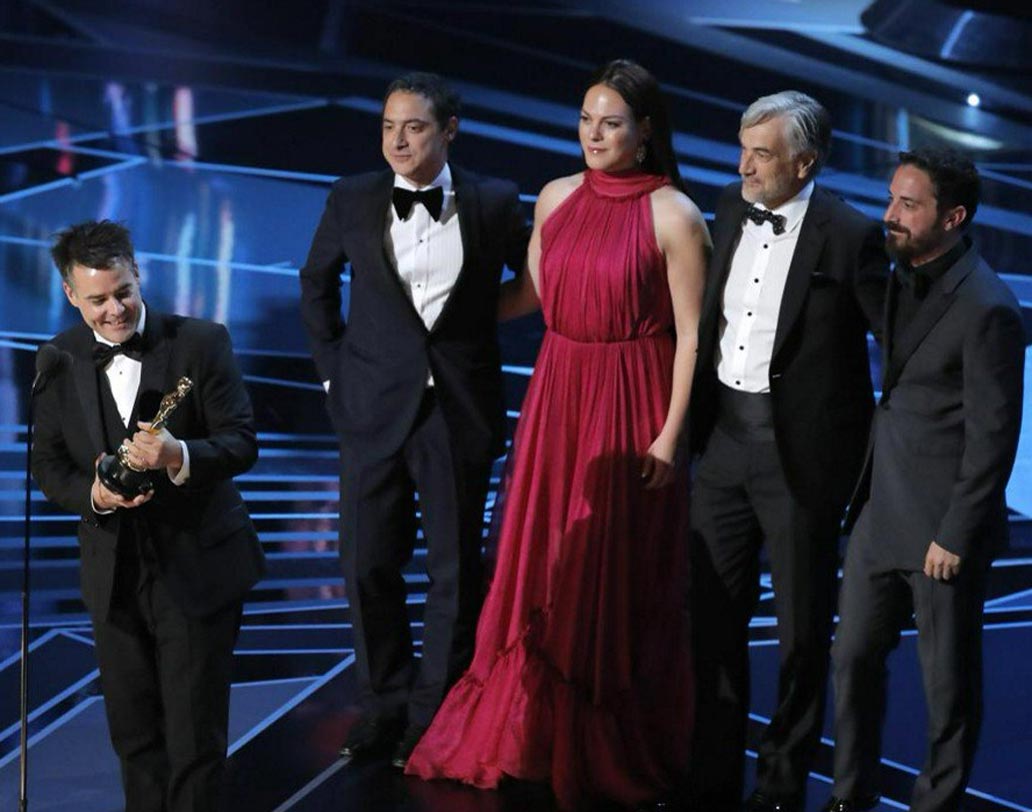 সেরা বিদেশি ভাষার ছবির পুরস্কার পেয়েছে চিলির ‘এ ফ্যান্টাস্টিক উইম্যান’। মঞ্চে পুরস্কার নিতে উঠেছিলেন ছবির প্রধান কলাকুশলীরা। ছবিতে রূপান্তরকামী অভিনেতা ড্যানিয়েলা ভেগার অভিনয় বিশেষ ভাবে নজর কেড়েছে দর্শকদের।